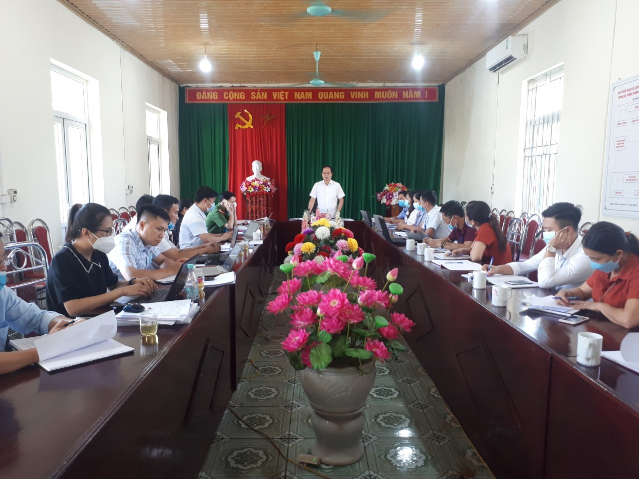 Đồng chí Hà Việt Hưng, tỉnh ủy viên, Bí thư Huyện ủy Bắc Quang, kiểm tra công tác xây dựng Đảng và hệ thống chính trị đối với Đảng ủy thị trấn Vĩnh Tuy