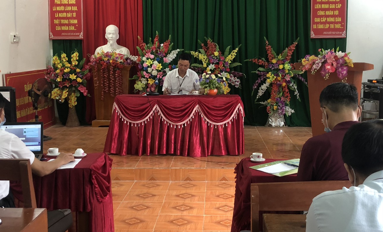 Đồng chí Trần Đức Vinh, Huyện ủy viên, Bí thư Đảng ủy thị trấn Vĩnh Tuy đối thoại trực tiếp với nhân dân tổ dân phố Tân Lập