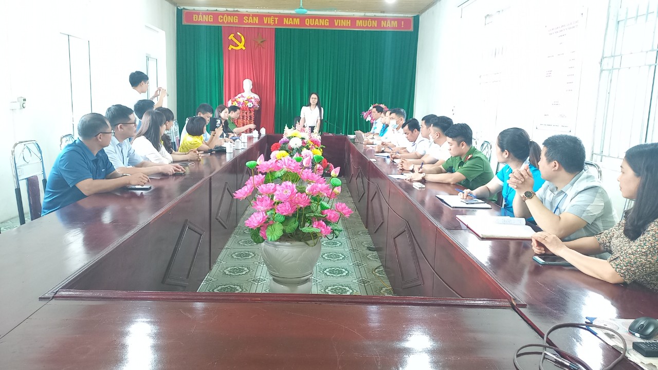 Đồng chí Nguyễn Thị Hiền Dịu - Giám đốc Chi nhánh Ngân hàng Phát triển Hà Giang  tổ chức buổi ra mắt phụ trách tại thị trấn Vĩnh Tuy