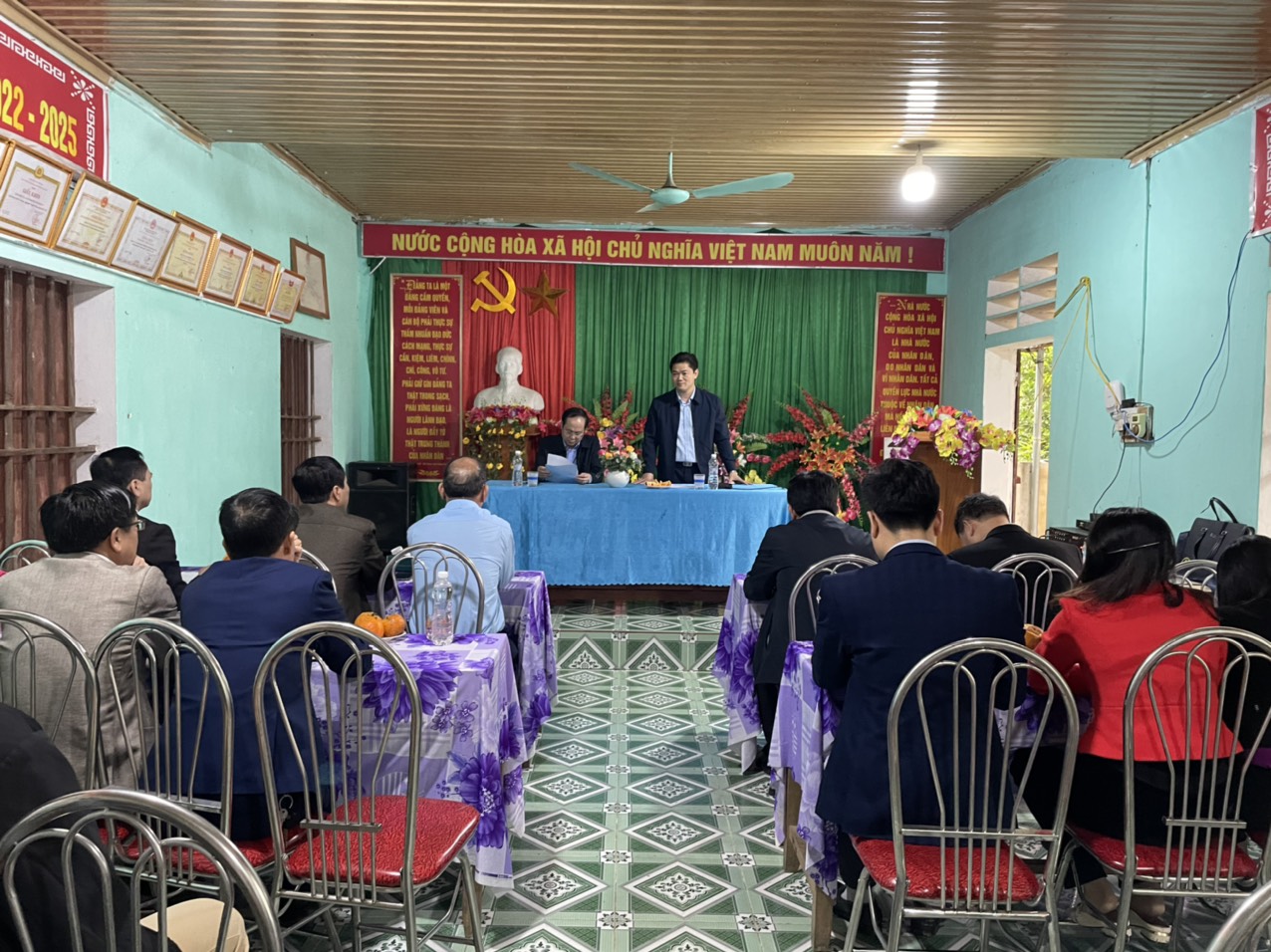 Đồng chí Vũ Mạnh Hà, Trưởng Ban Tuyên giáo Tỉnh ủy làm việc với chi ủy chi bộ thôn Tự Lập, thị trấn Vĩnh Tuy