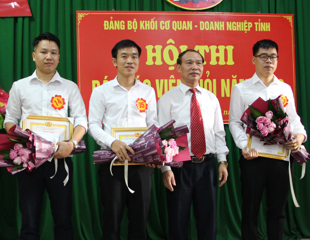 Đoàn Thanh niên thị trấn Vĩnh Tuy tổ chức dọn vệ sinh và trồng hoa tại Nhà Bia tưởng niệm các anh hung liệt sỹ