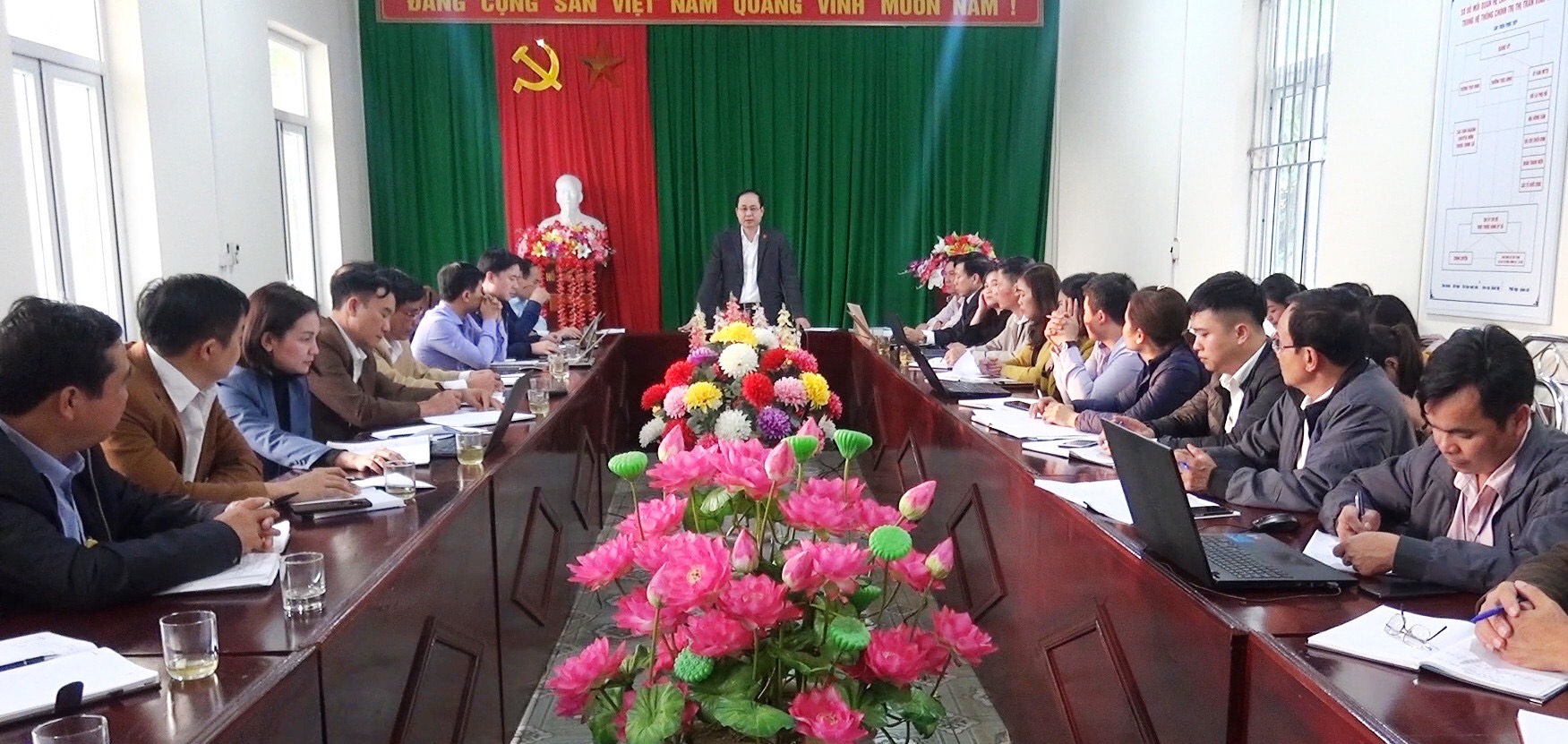 Đồng chí Hà Việt Hưng - Uỷ viên BCH Đảng bộ tỉnh, Bí thư Huyện uỷ bắc Quang làm việc với Đảng uỷ thị trấn Vĩnh Tuy